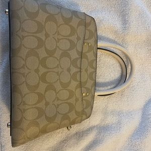 Coach hand bag 7x9 zip and pockets it’s like new